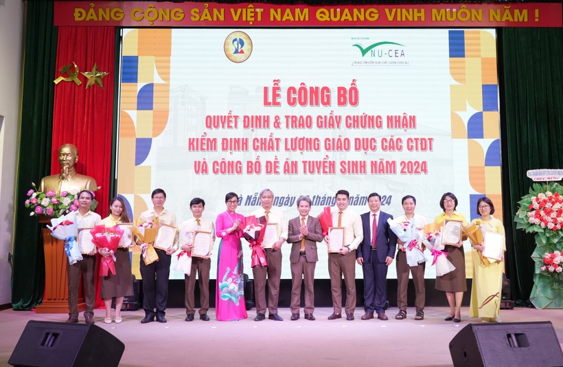 Đại diện Trung tâm Kiểm định chất lượng giáo dục - ĐHQG Hà Nội trao giấy chứng nhận KĐCL cho 9 CTĐT