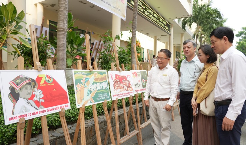 Triển lãm tranh cổ động kỷ niệm 70 năm ngày Chiến thắng Điện Biên Phủ thu hút sự quan tâm của nhiều cán bộ, giảng viên các trường thành viên của ĐH Đà Nẵng.
