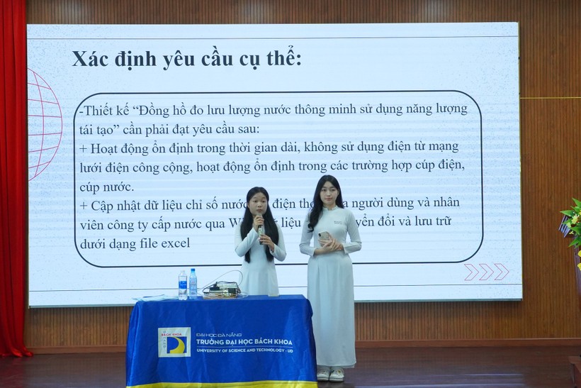 Học sinh Trường THPT Trần Phú (Đà Nẵng) thuyết trình dự án. 