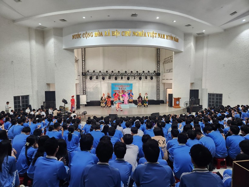 Học sinh khối 11 Trường THPT Phan Châu Trinh (Đà Nẵng) với giờ học Ngữ Văn Đưa sân khấu tuồng vào học đường.