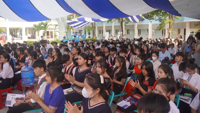 Học sinh Kon Tum tham gia chương trình tư vấn tuyển sinh của ĐH Đà Nẵng tổ chức.