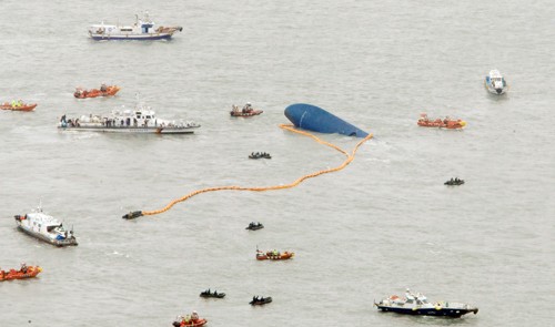 Các tàu tham gia cứu hộ phà Sewol (màu xanh) bị chìm ở vùng biển tây nam Hàn Quốc. Ảnh: Reuters