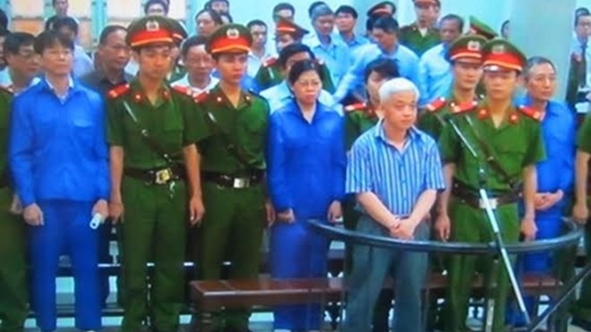 Nguyễn Đức Kiên và đồng phạm tại phiên tòa ngày 16/4.