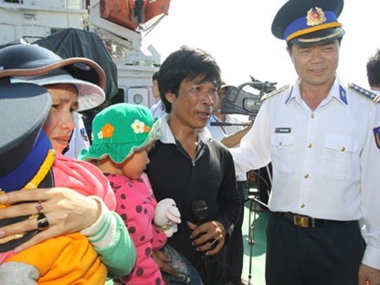 Cảnh sát biển Vùng 2 động viên ngư dân thoát nạn trở về tiếp tục bám biển. Ảnh: Thanh niên