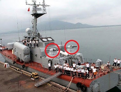 Tháp pháo AK-630 (dấu đỏ) trên tàu hộ tống tên lửa Project 1241RE của Hải quân Nhân dân Việt Nam.