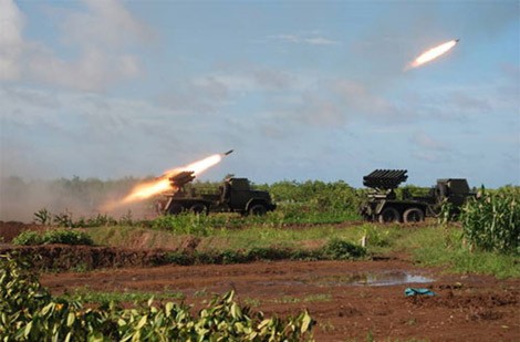 Pháo phản lực BM-14 "nguyên bản" (xe và giàn phóng) của Việt Nam trong diễn tập bắn đạn thật. Nguồn: Báo QĐND