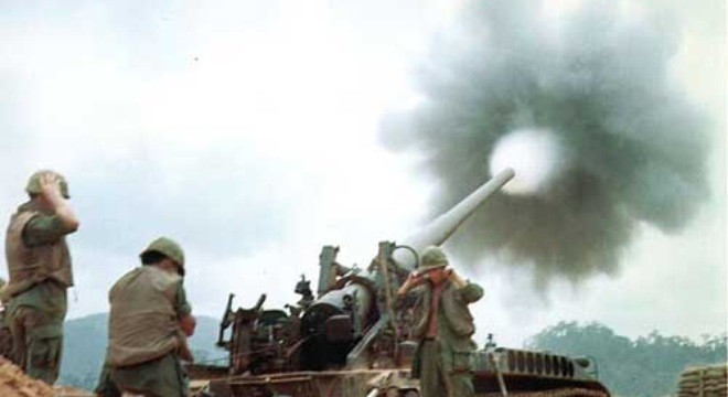 Vận hành ông "vua chiến trường" M107 175m quả không phải là điều đơn giản, trong ảnh, một khẩu M107 đang khai hỏa trong chiến dịch Khe Sanh năm 1968.