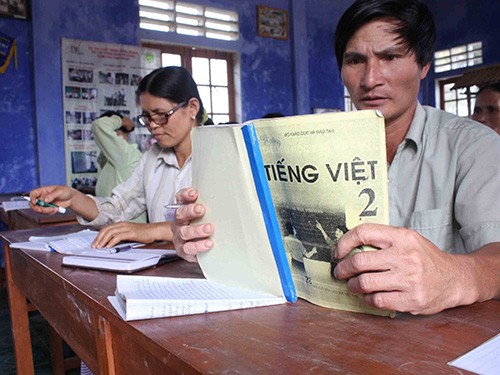 Các ngư phủ học xóa mù chữ tại xã Quảng Lợi, huyện Quảng Điền, tỉnh Thừa Thiên - Huế Ảnh: QUANG NHẬT