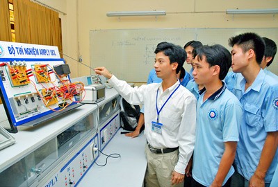 Sinh viên lớp điện tử Trường Cao đẳng nghề TPHCM trong giờ học về hệ thống ampli. Ảnh: Mai Hải