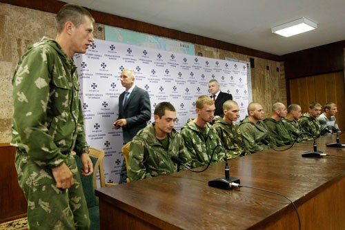 Nhóm lính dù Nga bị Ukraine bắt giữ vì xâm phạm lãnh thổ trong cuộc họp báo ở Kiev hôm 27/8. Moscow nói nhóm lính này chỉ "vô tình" vượt qua đường biên giữa hai nước. Ảnh: Reuters.