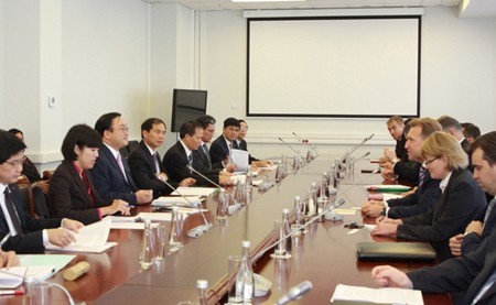 Hai Phó Thủ tướng có cuộc gặp hẹp trong khuôn khổ khóa họp liên Chính phủ