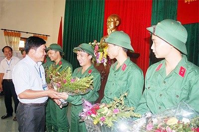 Cấp ủy, chính quyền xã Phùng Xá, huyện Mỹ Đức gặp và tặng quà các thanh niên nhập ngũ đợt 2 năm 2014.