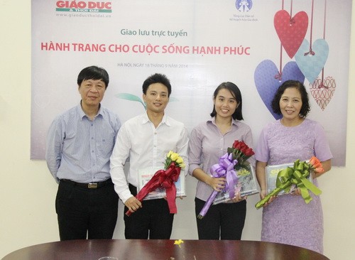 Từ trái qua: TBT Nguyễn Ngọc Nam tặng hoa các vị khách mời: Cử nhân Nguyễn Duy Dương, cử nhân Hoàng Vân Anh, bác sỹ Vũ Minh Phượng