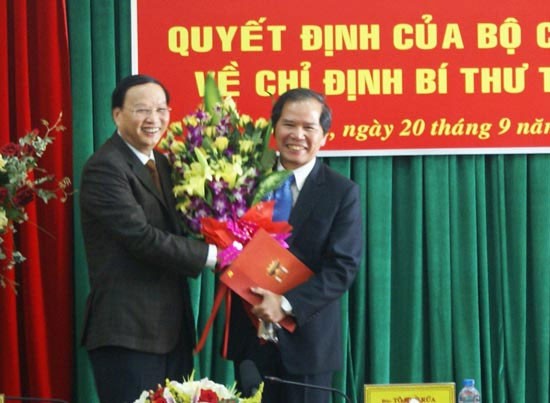 Đồng chí Tô Huy Rứa trao quyết định của Bộ Chính trị cho đồng chí Nguyễn Xuân Tiến . Ảnh: sggp.org.vn