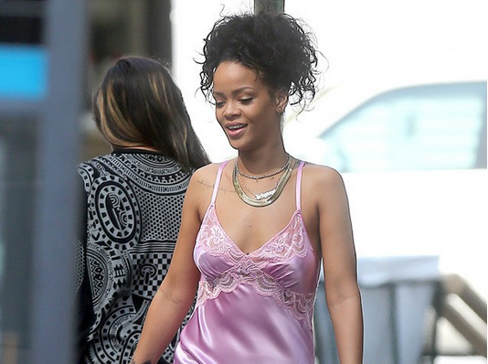 Trợn mắt trước bộ sưu tập váy ngủ... dạo phố của Rihanna