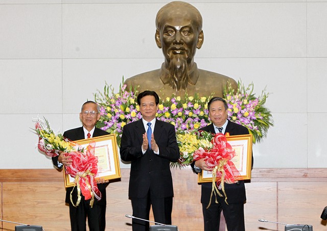 Thủ tướng Nguyễn Tấn Dũng chúc mừng đồng chí Trương Vĩnh Trọng, đồng chí Phạm Gia Khiêm được tặng thưởng Huân chương Hồ Chí Minh