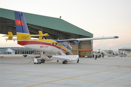 Thủy phi cơ DHC-6 số hiệu VNT 777 nạp điện khởi động trước khi cất cánh.
