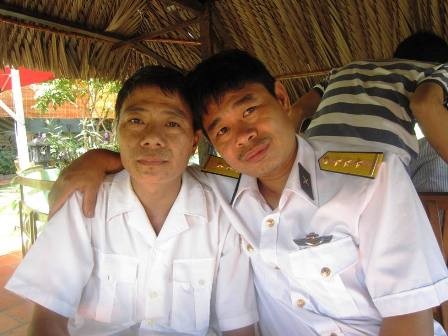 Thượng úy chuyên nghiệp Dương Văn Bắc (bên phải) trước ngày đi nhà giàn DK1/11- tháng 11/2013.