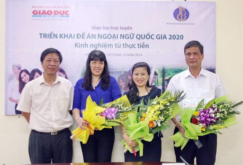 Từ trái qua: Tổng biên tập Nguyễn Ngọc Nam tặng hoa các vị khách mời: Cô giáo Nguyễn Bội Quỳnh, TS Vũ Thị Tú Anh, PGS Phan Quang Thế