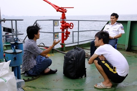 Anh Điệp - đại diện tàu Sunrise 689 (trái) đang trò chuyện cùng nhân viên tàu và lực lượng Cảnh sát biển. Ảnh: Phan Cường