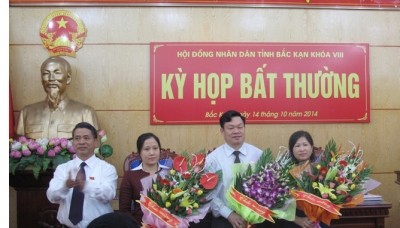 Bí thư Tỉnh ủy Bắc Kạn Hà Văn Khoát chúc mừng bà Hoa, ông Chinh và bà Thanh ( ngoài cùng bên phải).
