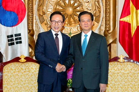 Thủ tướng Nguyễn Tấn Dũng và nguyên Tổng thống Hàn Quốc Lee Myung-bak. Ảnh: VGP/Nhật Bắc