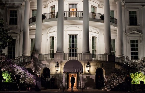 Tổng thống Mỹ bước vào Nhà Trắng. Ảnh: jpost