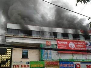 Đám cháy bùng phát tại tầng 3 của tòa nhà bán đồ ăn nhanh tại số 1 Nguyễn Quý Đức (Thanh Xuân, Hà Nội).