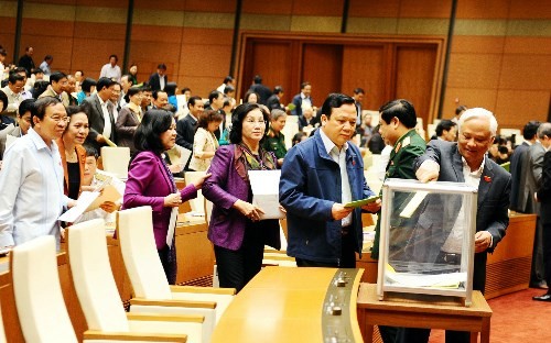 Các đại biểu đánh giá tín nhiệm 50 chức danh lãnh đạo sáng 15/11. Ảnh: Thanh Xuân/VNE