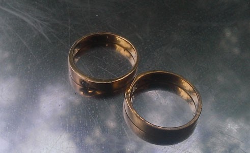 Cặp nhẫn cưới vàng giả của công ty vàng Cửu Long Jewelry. Ảnh: báo CA TP HCM.