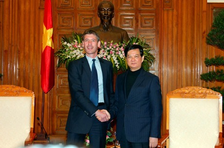 Thủ tướng Nguyễn Tấn Dũng và Đại sứ Anh Giles Lever. Ảnh: VGP