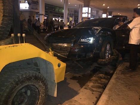 Ô tô tăng tốc tông vào đám đông hành khách tại sân bay Tân Sơn Nhất 