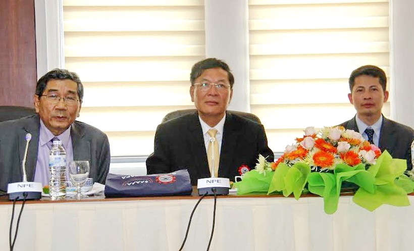 Bộ trưởng Phạm Vũ Luận (giữa) nghe báo cáo về tình hình hoạt động của SEAMEO SPAFA