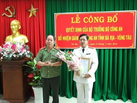 Đại tá Lê Tôi Sủng - Giám đốc công an tỉnh Bà Rịa-Vũng Tàu (bên phải).