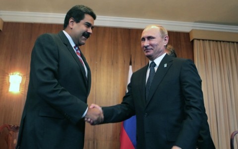 Tổng thống Venezuela Maduro và người đồng cấp Nga Putin hội kiến tại Hội nghị BRICS vào tháng 6/2014 (Ảnh AFP)
