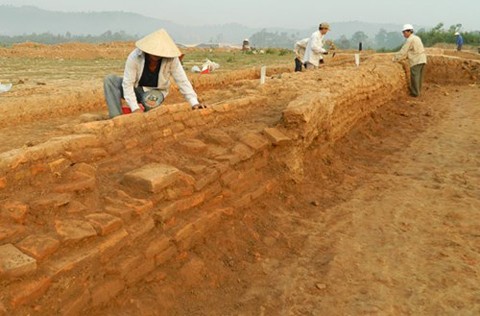 Khu vực hiện trường đang khai quật phát hiện khu nền tháp Chăm “bí ẩn”. (Ảnh: Viện khảo cổ)