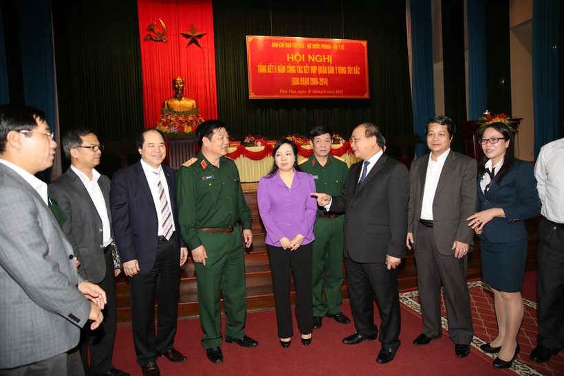 Phó Thủ tướng Nguyễn Xuân Phúc trao đổi với các đại biểu. Ảnh: VGP
