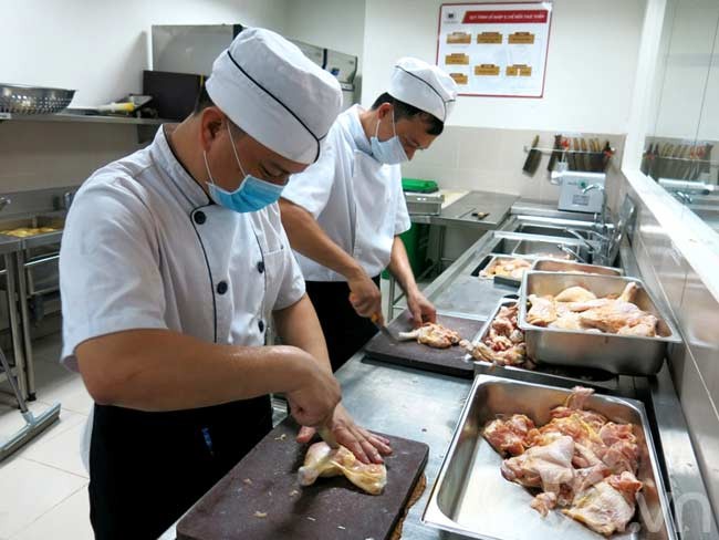 Nhân viên nấu ăn trong trường mầm non Hà Nội: Được xếp ngạch và nâng lương theo quy định