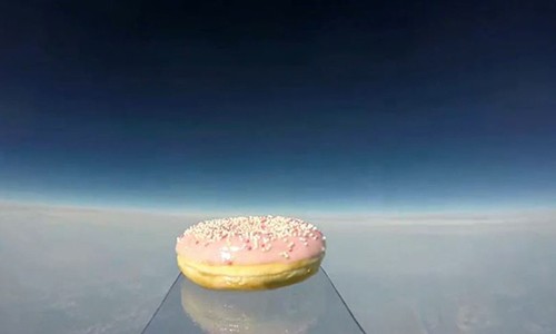 Chiếc bánh ngọt đầu tiên bay vào không gian