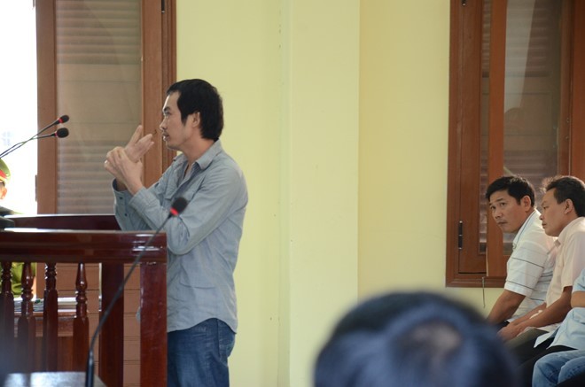 Bị cáo Nguyễn Thân Thảo Thành diễn tả lại cách nạn nhân Ngô Thanh Kiều bị còng tay. Ảnh: L.P