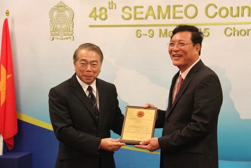 Chủ tịch SEAMEO mới được bầu - Ngài Đô đốc Narong Pipathanasai, Bộ trưởng Bộ Giáo dục Thái Lan - trân trọng trao kỷ niệm chương của SEAMEO cho Bộ trưởng Phạm Vũ Luận.
