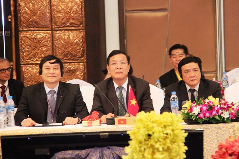 Bộ trưởng Phạm Vũ Luận cùng các thành viên đoàn đại biểu Việt Nam tại một phiên họp