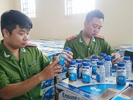 Công an điều tra vụ hơn 27.000 chai sữa ghi “không được bán ở Việt Nam“