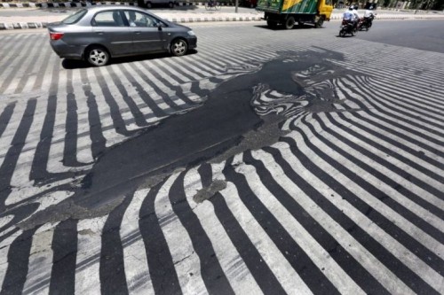 Nắng nóng khủng khiếp, mặt đường ở Ấn Độ biến dạng
