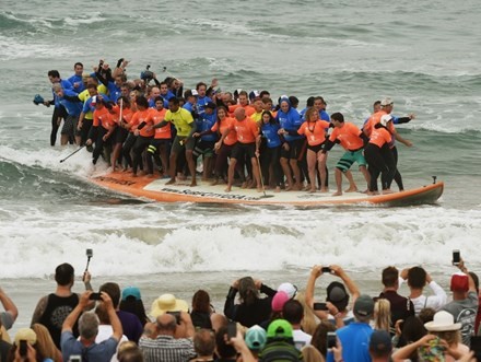 Gần 70 người lập kỷ lục đứng ván lướt sóng