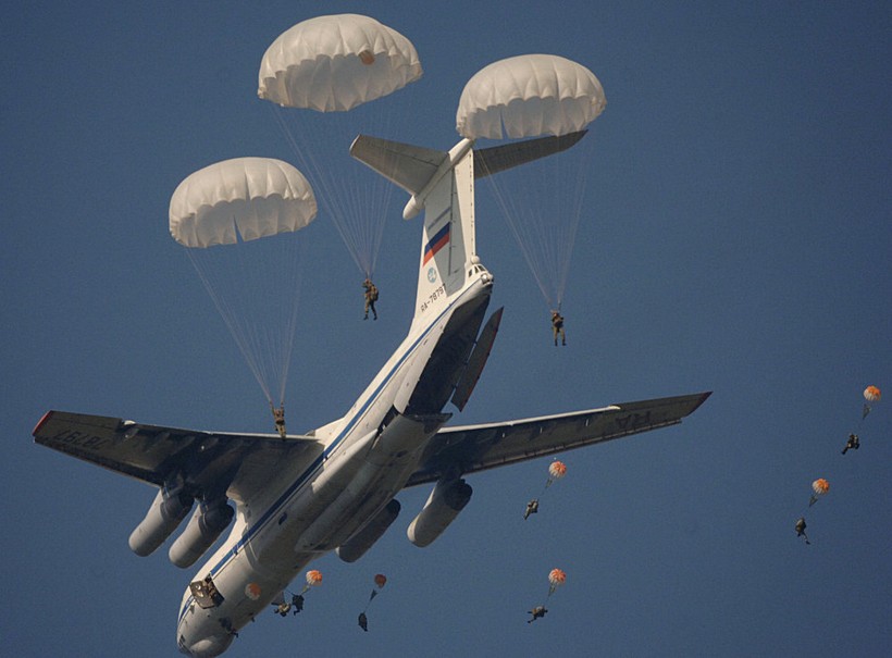 Những bài tập trên không “dựng tóc gáy” của lính nhảy dù Nga