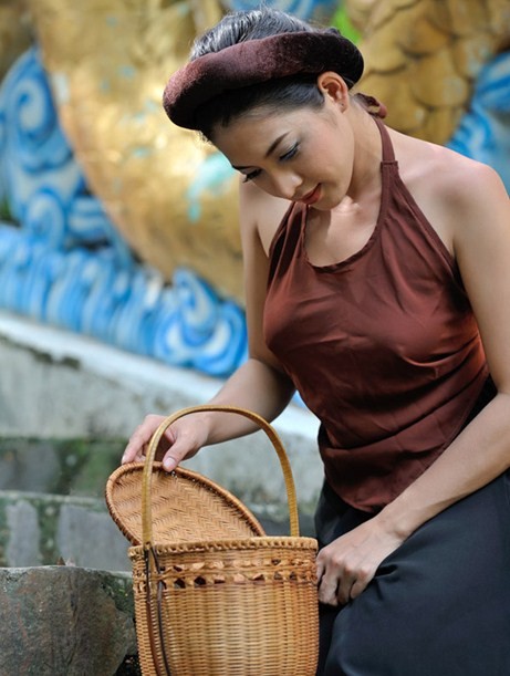 Mỹ nhân Việt gây phản cảm khi mượn áo yếm khoe da thịt