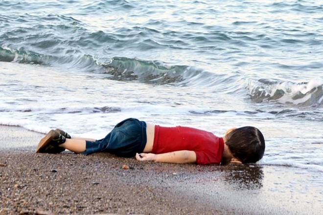Tác giả "Em bé Napalm" nói về bức ảnh bé Syria tử nạn