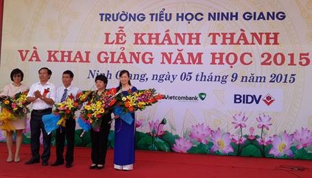 Bà Bùi Thị Kim Quy - Giám đốc khối Marketing của Manulife Việt Nam (ngoài cùng bên phải) - nhận hoa cảm ơn từ đại diện Trường tiểu học Ninh Giang.