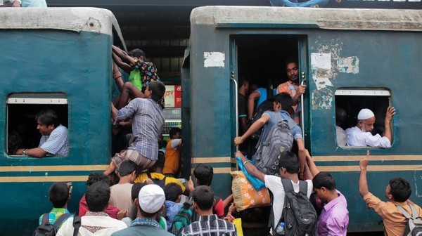 Những chuyến tàu quá tải khủng khiếp trước lễ hội Hồi giáo Eid al-Adha